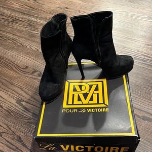 Pour la victoire zane heeled booties black suede